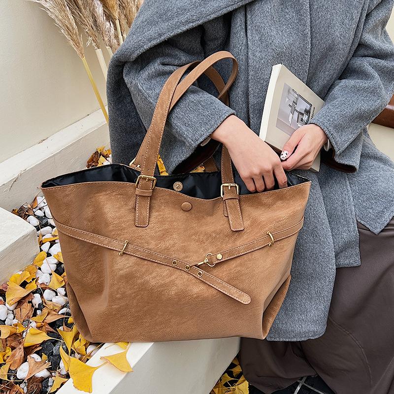

Korean version of casual large-capacity bag women s 2025 new simple tote bag versatile shoulder large bag one piece delivery коричневый