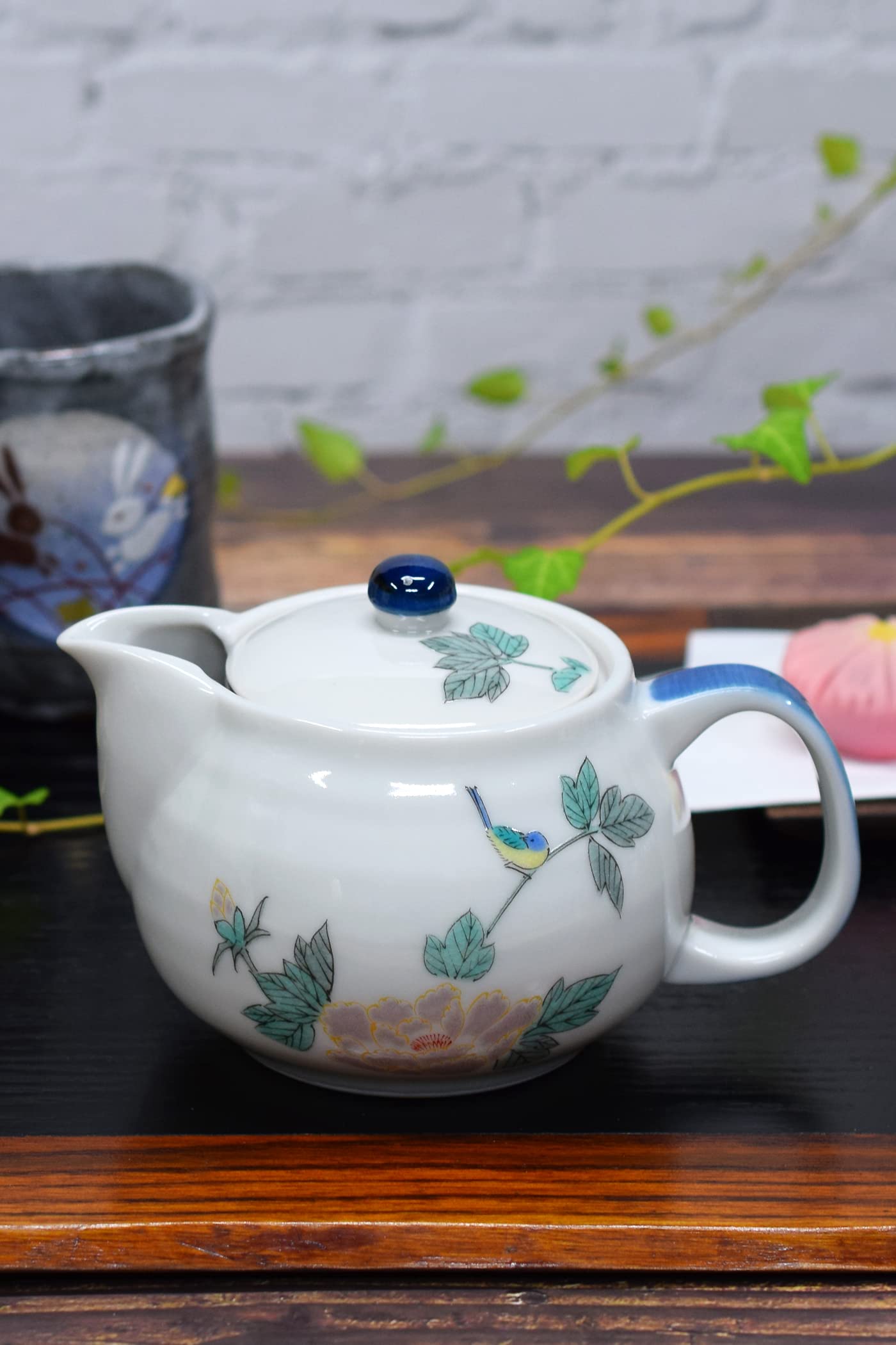 

Waza no Kura: Stylish Kutani ware teapot with a bird design and tea strainer. A premium, Japanese-made luxury brand. A great birthday gift.