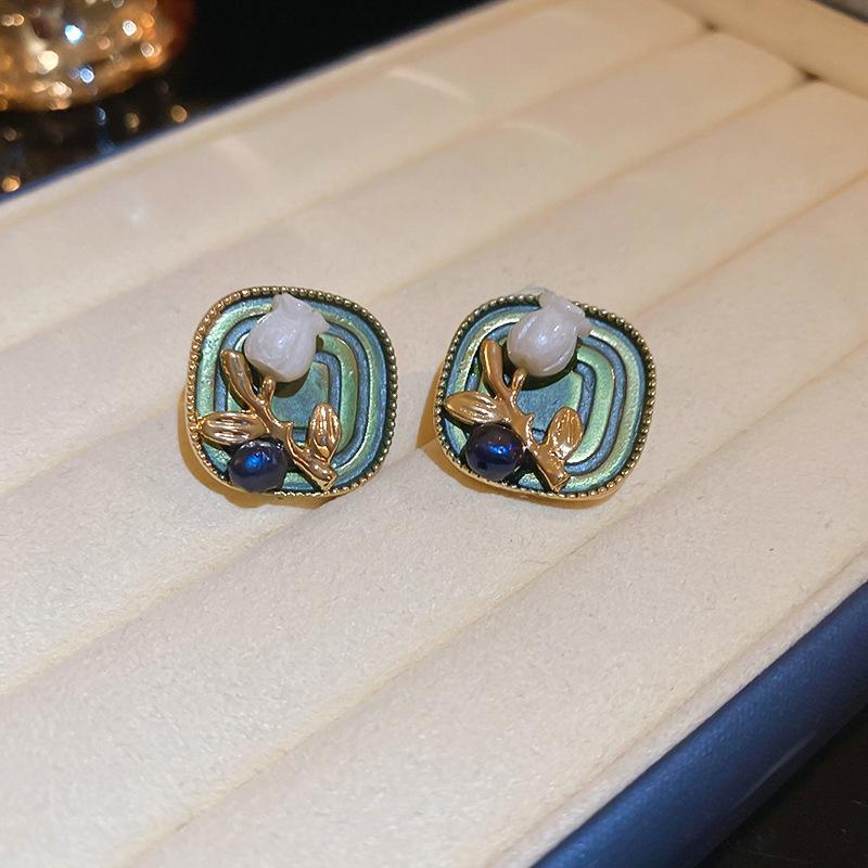 Real gold electroplated French pearl flower stud earrings court style retro niche earrings light luxury premium earrings women