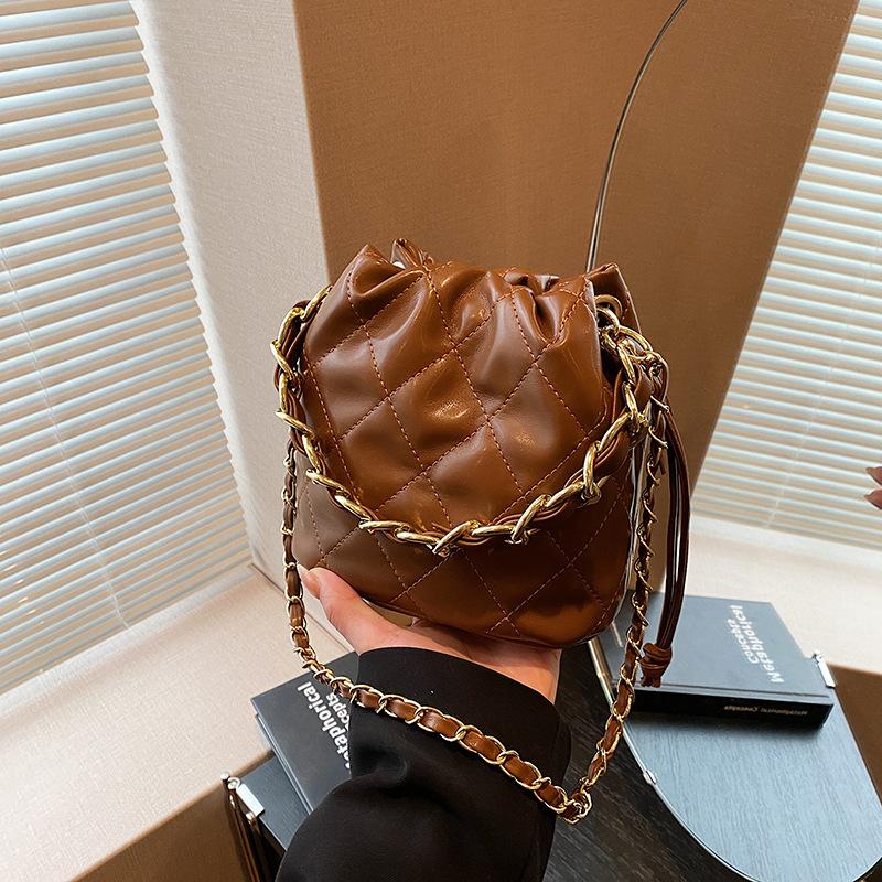 French fashion Xiaoxiangfeng bag women's 2025 autumn and winter new diamond chain bucket bag premium texture messenger bag