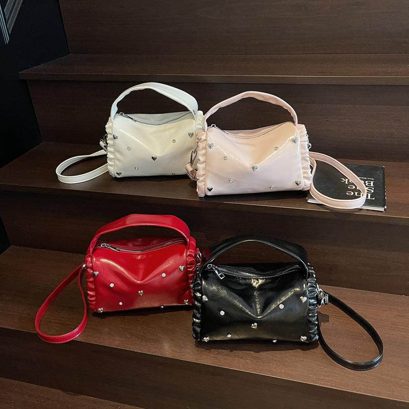 Dumpling bags are popular this year, women's 2025 new Korean version fashion rivet messenger bag pleated shoulder pillow bag