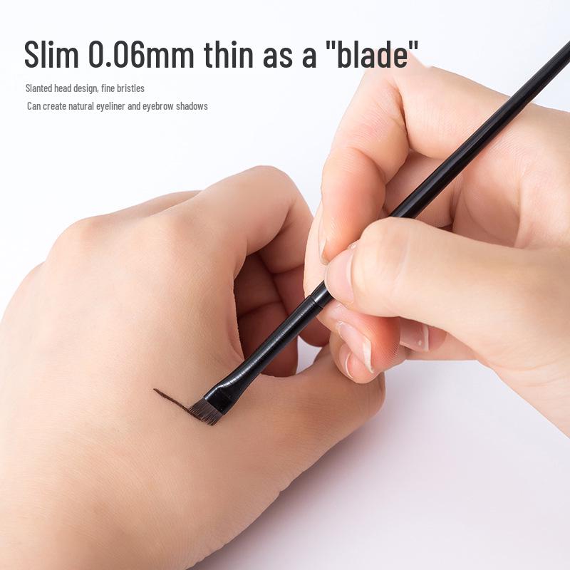 Wang Feifei Blade Eyeliner & Brow Brush A102