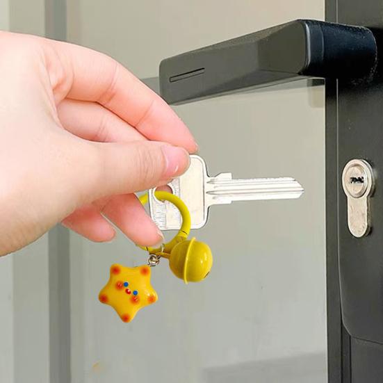 Schlüsselanhänger mit lächelndem Stern und Glöckchen, leicht, ideal als Geschenk für Freunde und Paare.