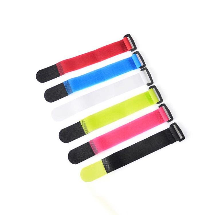 Klettverschlussband mit umgekehrter Schnalle für Datenkabel und Befestigung mit quadratischer Schnalle.