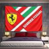 Un cavallo nero impennato su sfondo giallo con "Scuderia Ferrari" in rosso e verde. Arazzo decorato per camera da letto e soggiorno, decorazione per la casa