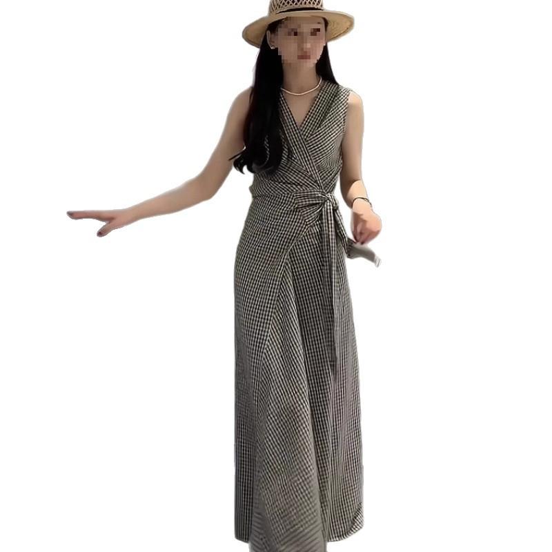 Summer new deep V-neck striped holiday dress TikTok hot sell halter sleeveless neck dress