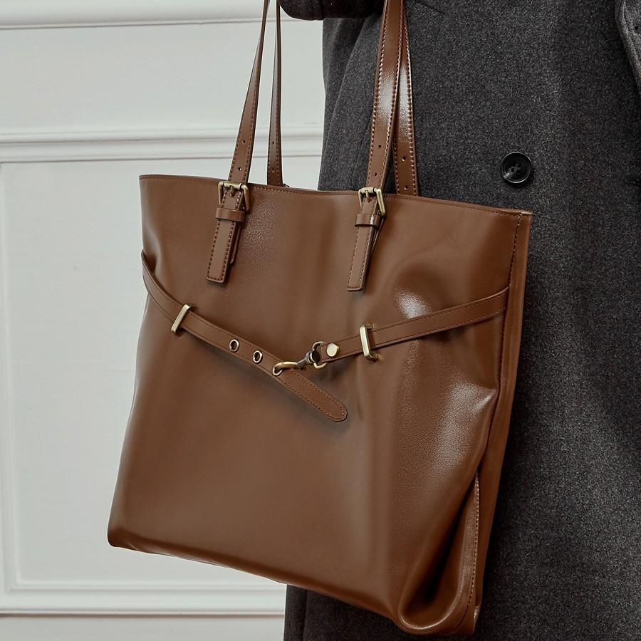 Top Layer Vegetable Tanned Leather Vintage Women's Bag Large Capacity Shoulder Bag 2025 New Trend Simple Commuter Tote Bag