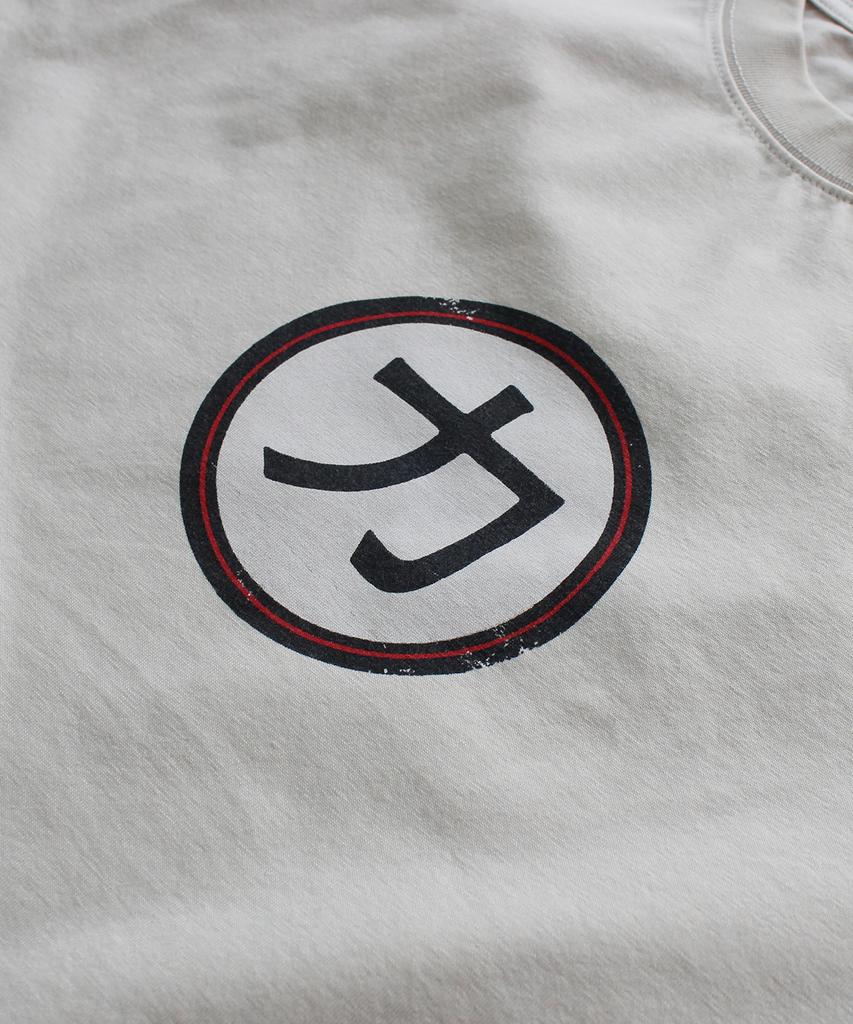 MAINBOOTH [Kiss] Chikara T-Shirt (Light Beige)
