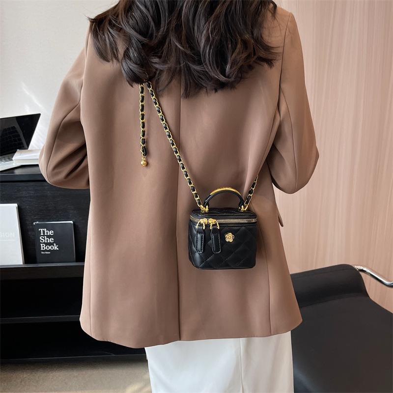 

Мини-сумка женская премиум-текстуры в зарубежном стиле, весна и лето 2025, новая модная ромбовидная сумка на плечо с цепочкой, маленькая квадратная сумка для ношения в руке