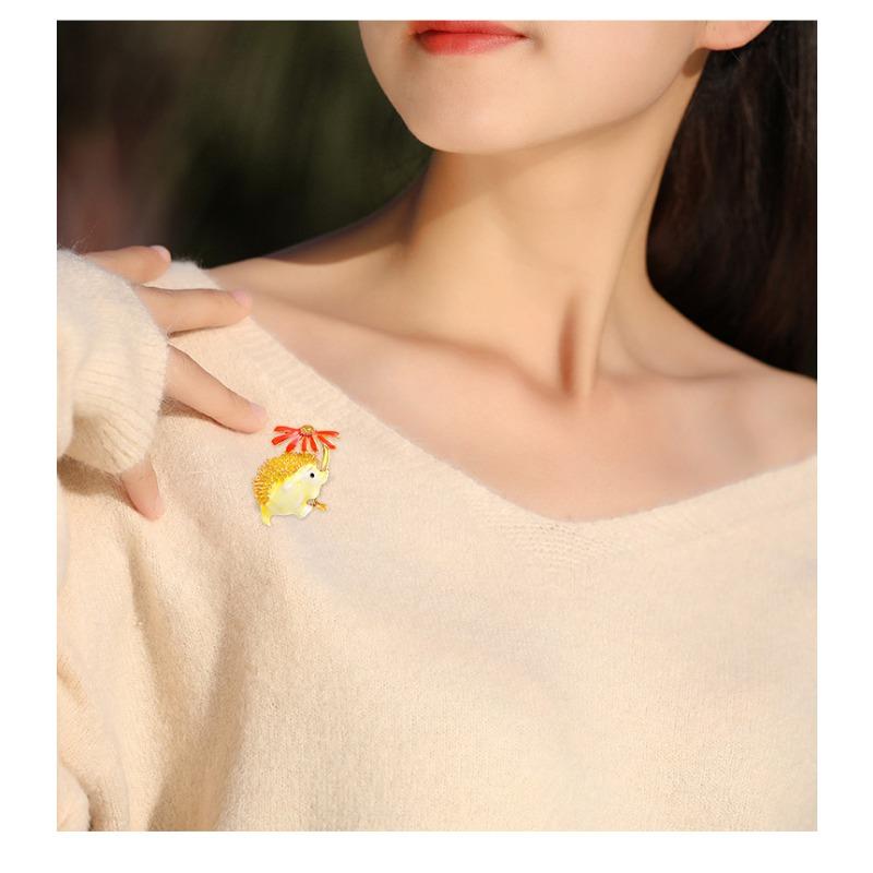 Brooch, cute cartoon, hedgehog brooch, scarf buckle, enamel glaze, drip oil, brooch, daisy brooch