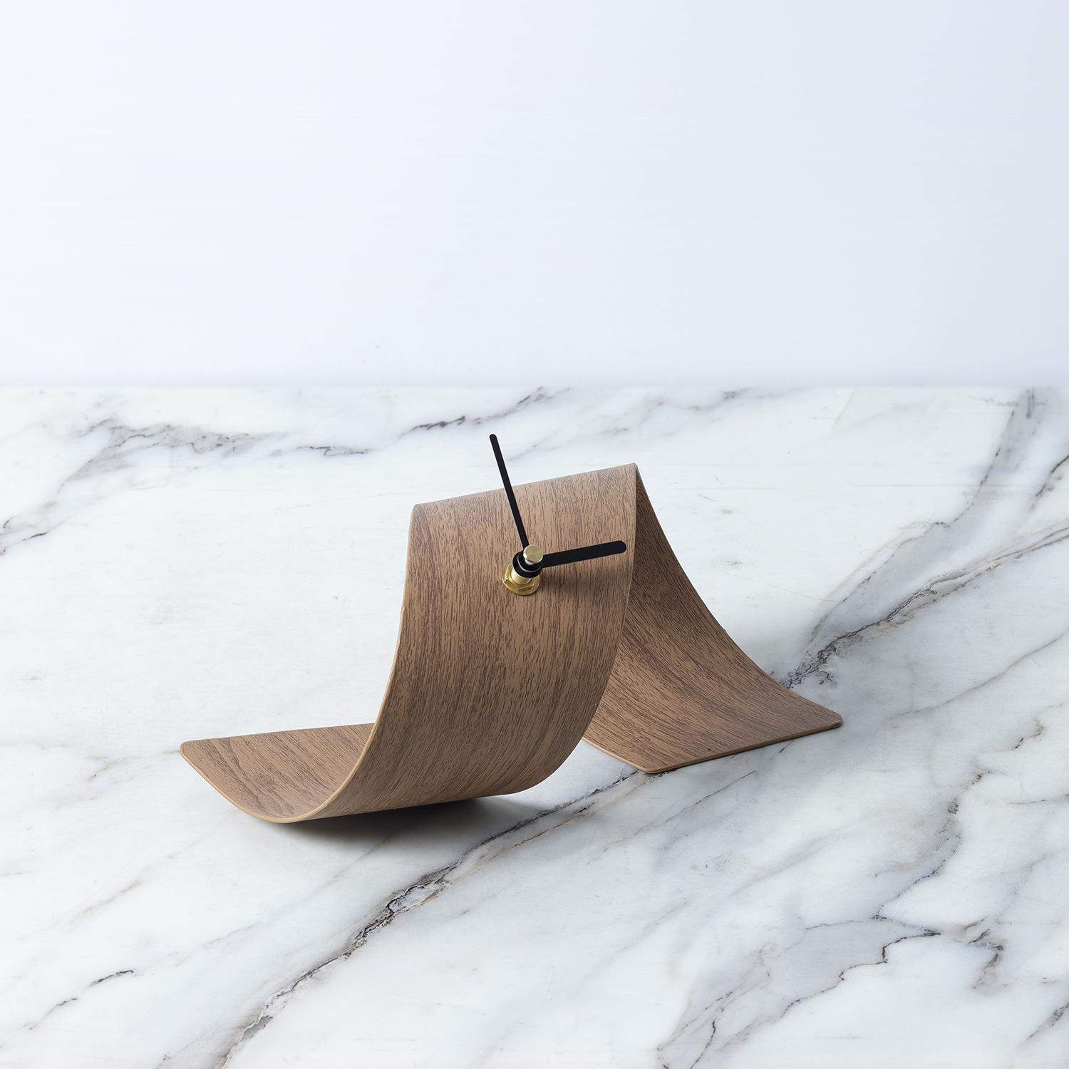 

North American Black Walnut Wood Grain Metal Leather Roll Table Clock, Table Clock, Home Decoration Pendulum Piece Home Decor