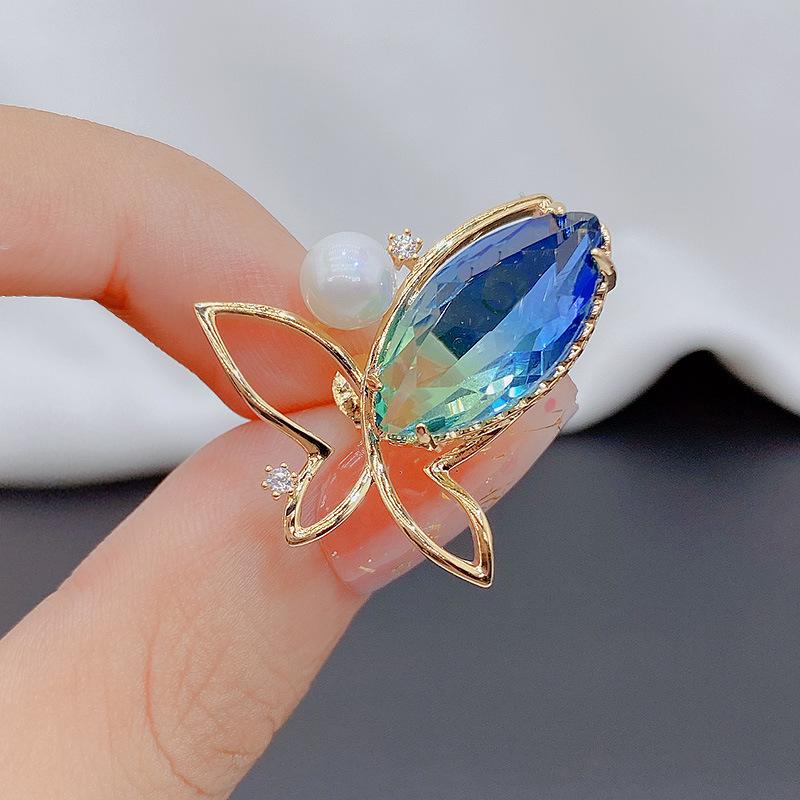 2024 Women's High-Grade Anti-Exposure Brooch: Stylish, Niche Design Clothes Pin.