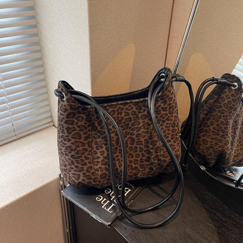 

Large Capacity Suede Crossbody Bag - Frosted Retro Niche Design for Autumn/Winter 2025 чорний