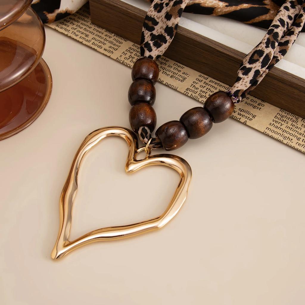 New Exaggeration Big Gold Color Metal Hollow Heart Shape Pendant Necklace Women Trendy Creative Fabric Chain Jewelry Gift