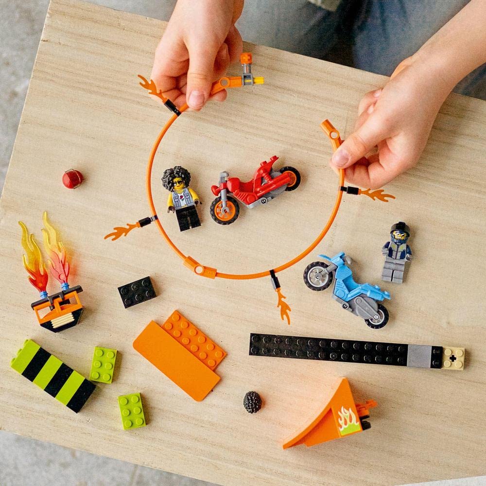 LEGO City Stunt Race 60299, ein Spielzeugbaustein-Geschenk für Jungen und Mädchen ab 5 Jahren.