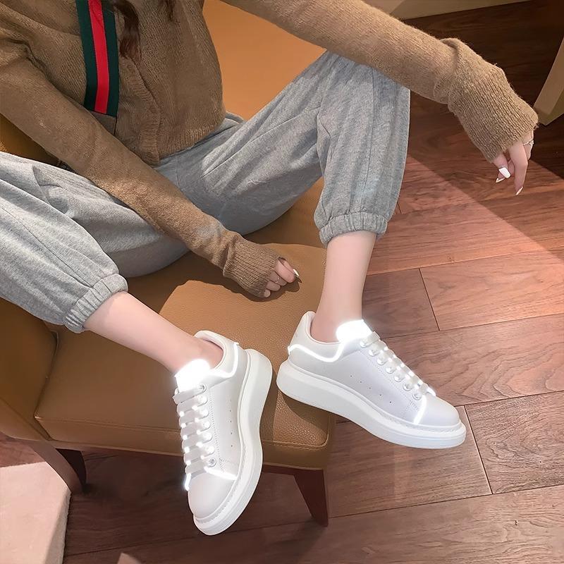 Plateau weiße Schuhe Damenschuhe Sommer neue Muffin-Schuhe Innenhöhenerhöhung Paar Board-Schuhe Frühling und Herbst vielseitig Leder atmungsaktiv