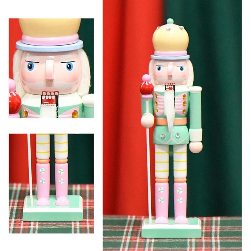 Traditionelle Feiertags Nussknacker Ornament Holz Süßigkeitenfarbe Soldatenfigur Saisonale Heimdekorationen Mittelstücke 25cm