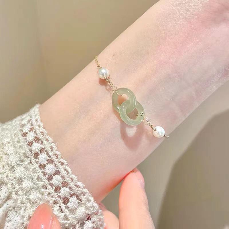 Elegant French Pearl Bracelet: Chic Retro Design for Women