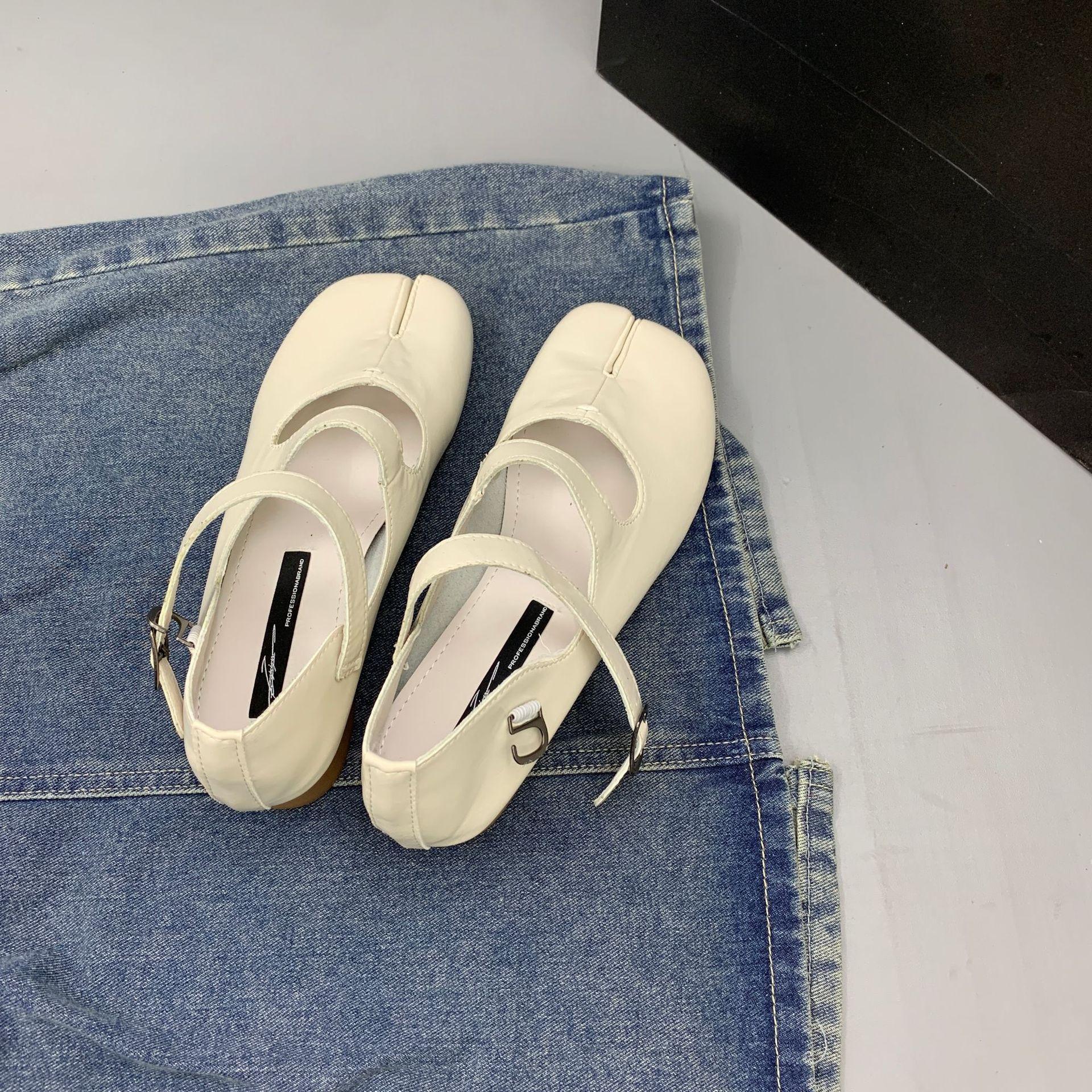 Женские фирменные туфли с раздельным носком на плоской подошве Tabi Ninja на низком — фото 9