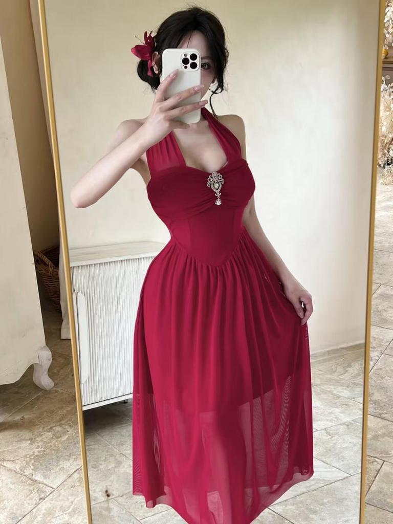 Luxuriöses plissiertes High-Waist-Neckholder-Netzkleid mit offenem Rücken
