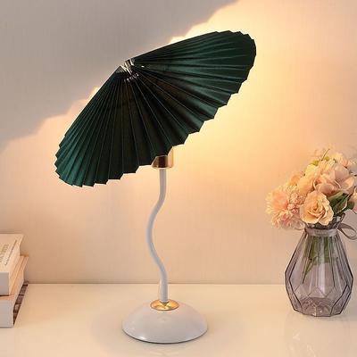 Lampada da tavolo con pieghe retrò vintage di design danese, luci a LED nordiche, comodino, scrivania, accanto al divano, lampada da scrivania, decorazione della stanza