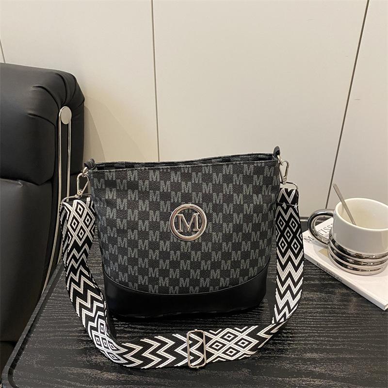 

2025 summer new high-end texture fashion shoulder bag personalized foreign style letter printing messenger bag bag women чёрный
