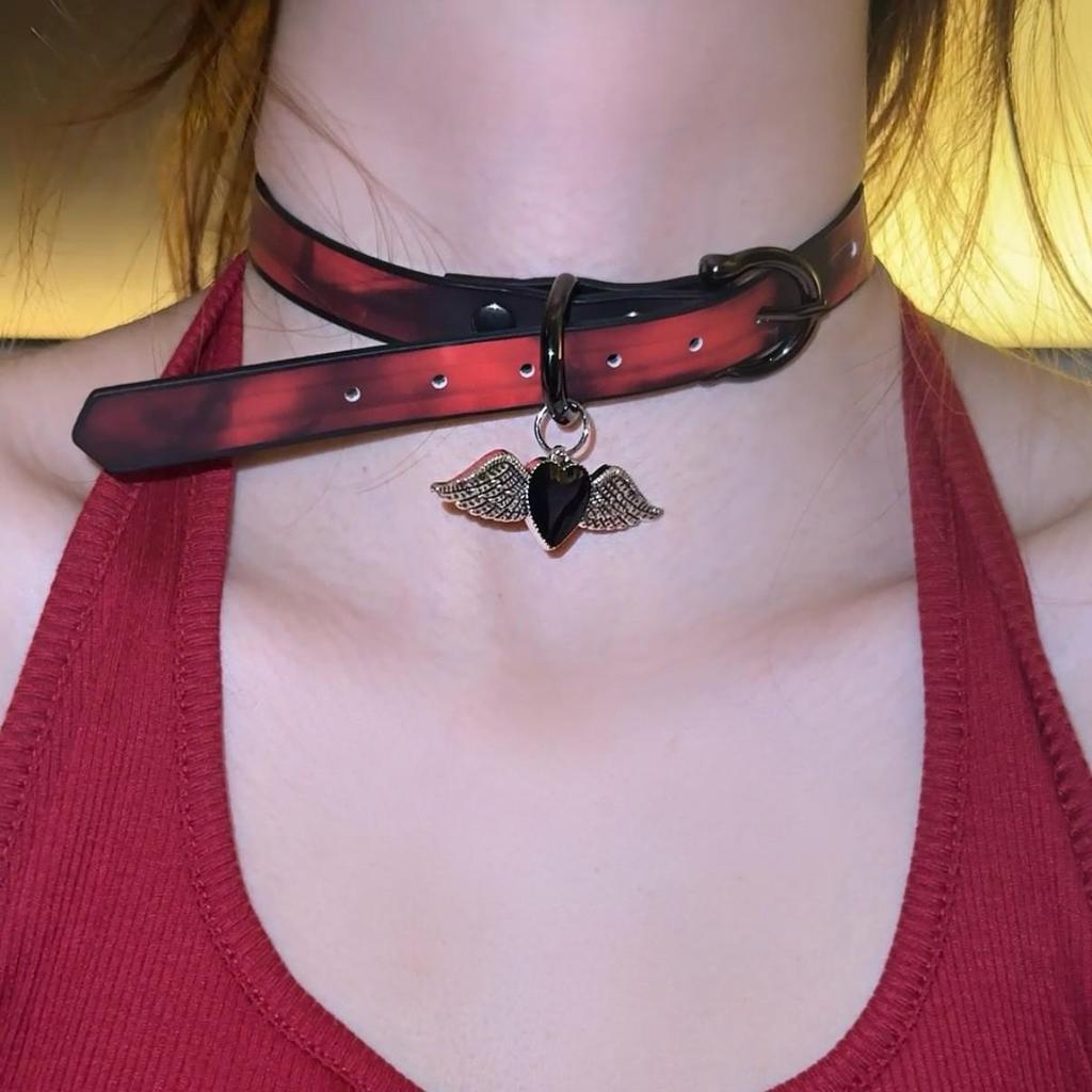 Chique Pittige Meisje Leren Bel Choker Ketting – Uniek Minderheidsontwerp