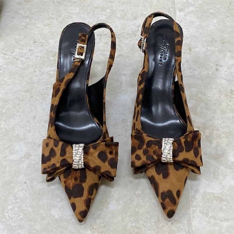 

Роскошные дизайнерские атласные туфли на высоком каблуке с ремешком на щиколотке из страз, женские сексуальные сандалии на каблуке с острым носком, элегантные женские банкетные туфли для платья 40 цветной печати леопарда