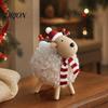 Décorations de Table Animal Mignon Figurine Mouton de Noël en Bois avec Écharpe Chapeau de Père Noël, Artisanat Peluche Polaire Forme d'Agneau Charmant Ornement de Table, Rustique