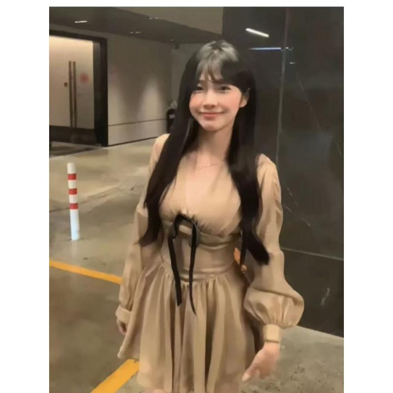 Temperament Premium Bow Splicing V-neck Long-sleeved Dress Women's Autumn Niche Pleated Slim-fitting White Short Skirt