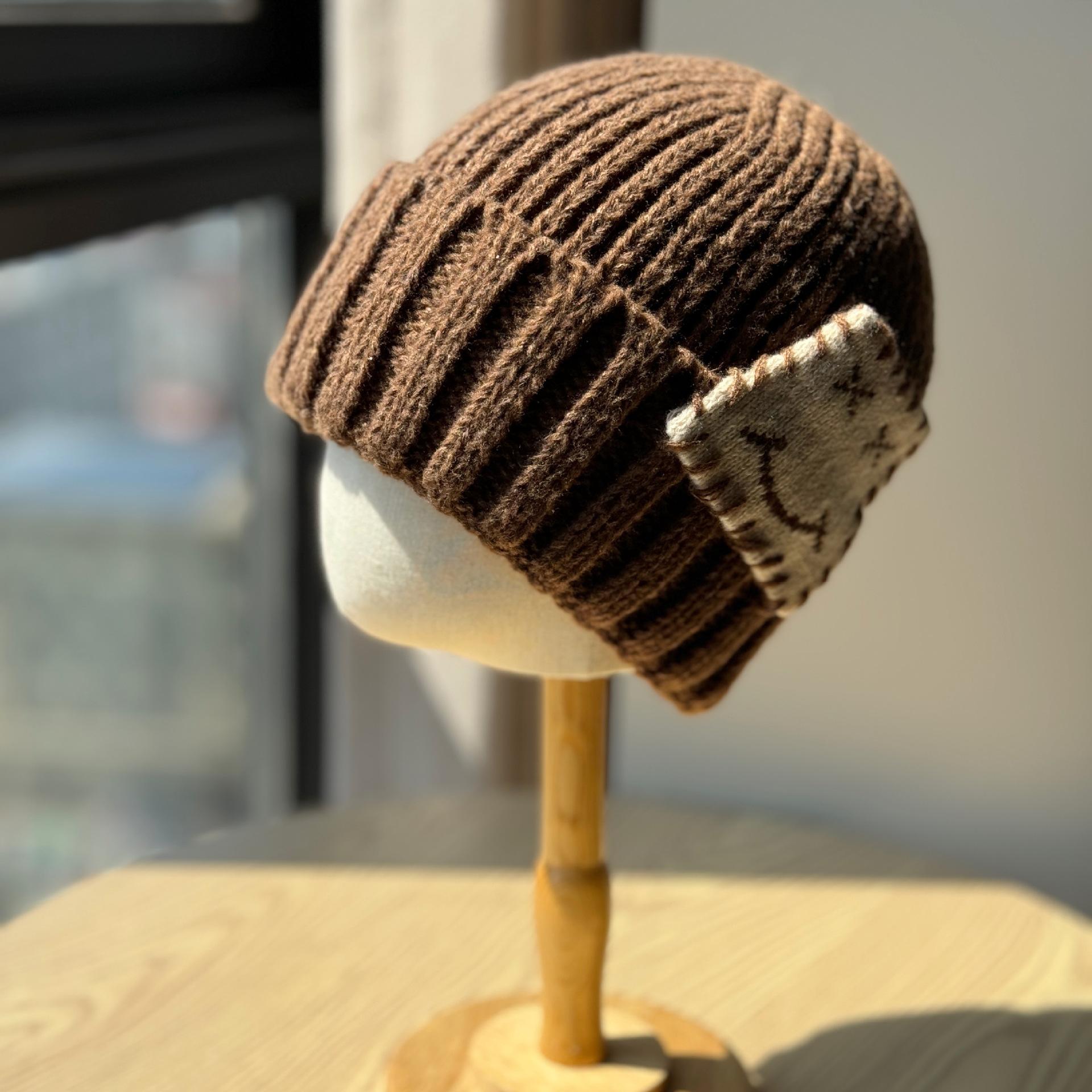 

Шерстяная шапка с нашивкой в виде смайлика для мужчин и женщин на осень и зиму, теплая и универсальная, маленькая вязаная шапка с защитой лица и ушей от холода one size