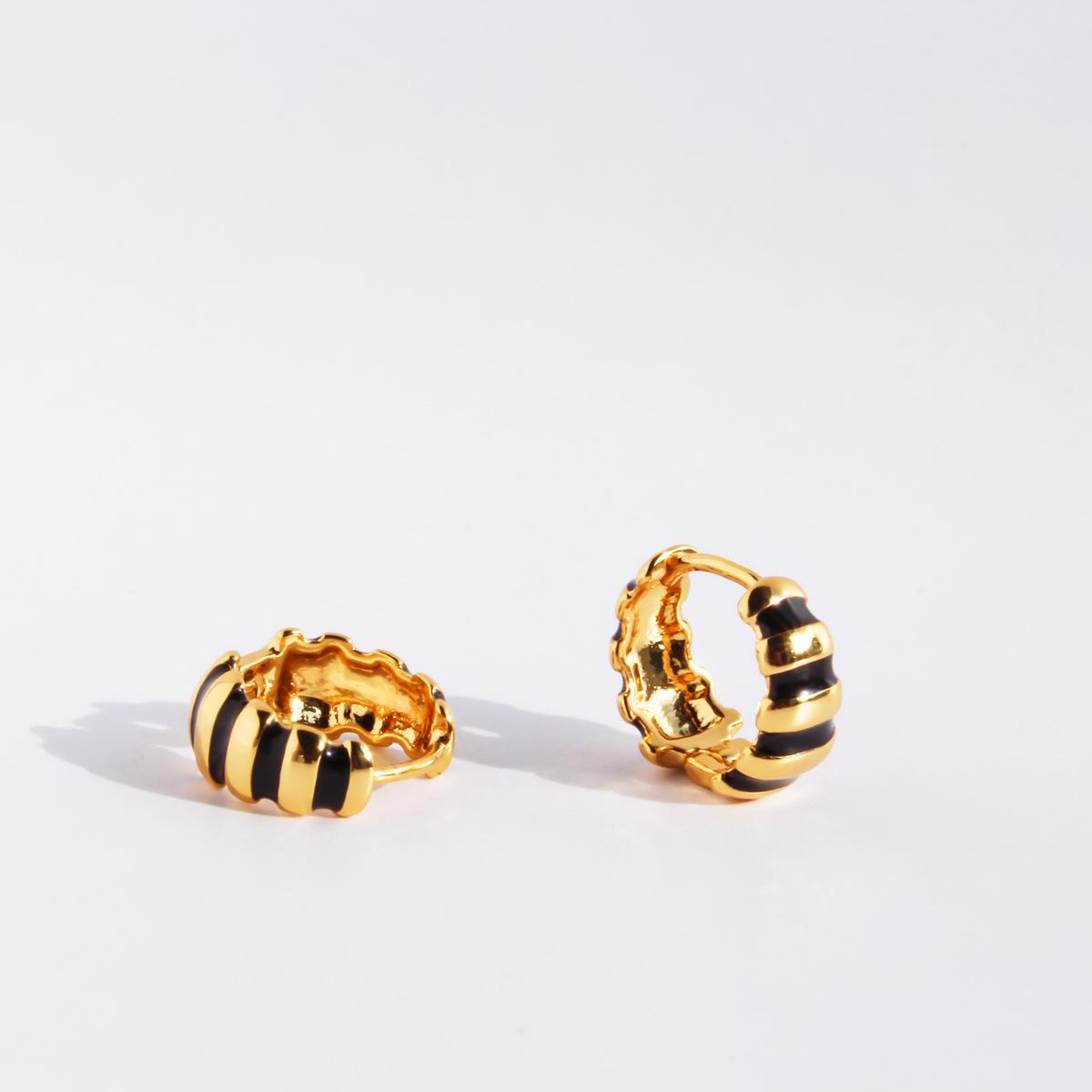 

Расписанные вручную серьги-круассаны в клетку - черная и белая эмаль, капельная глазурь, универсальные маленькие гвоздики чёрный