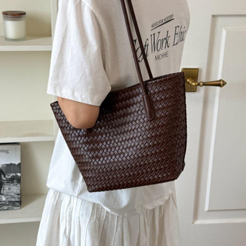 Trendy Woven Handbag: Large Capacity Textured Tote