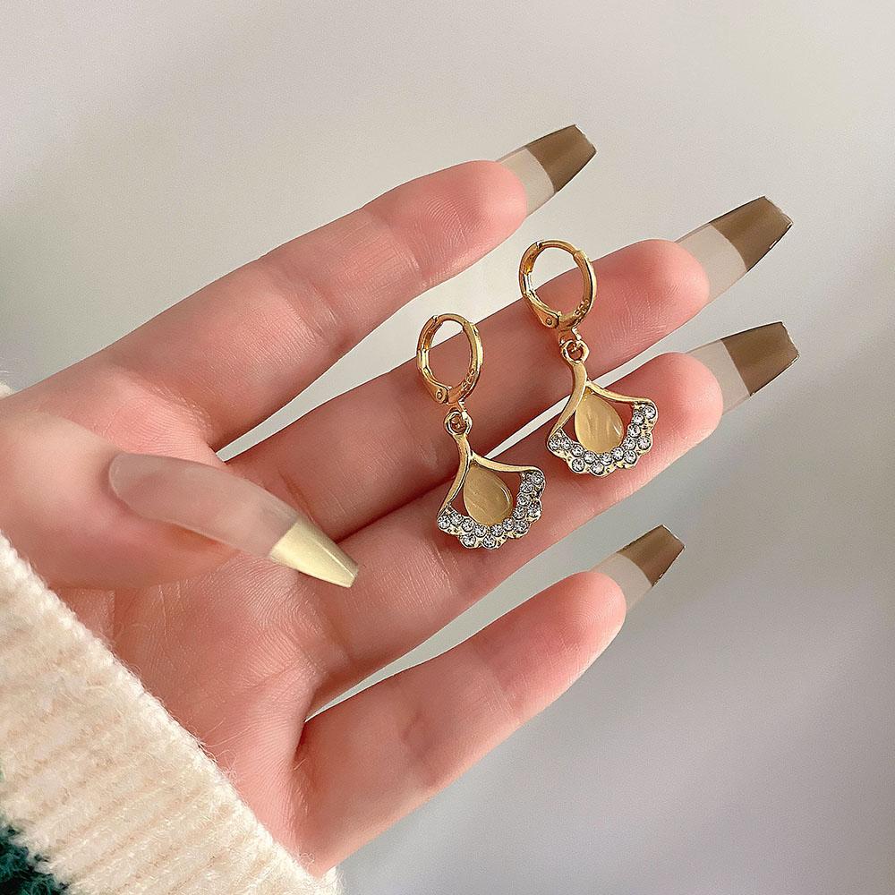 2023 Neue Koreanische Mode Ohrringe Exquisite Geschenkohrringe Elegant, Edel und Luxuriös Damenohrringe Fächerförmiger Anhänger Noble Geschenkohrringe