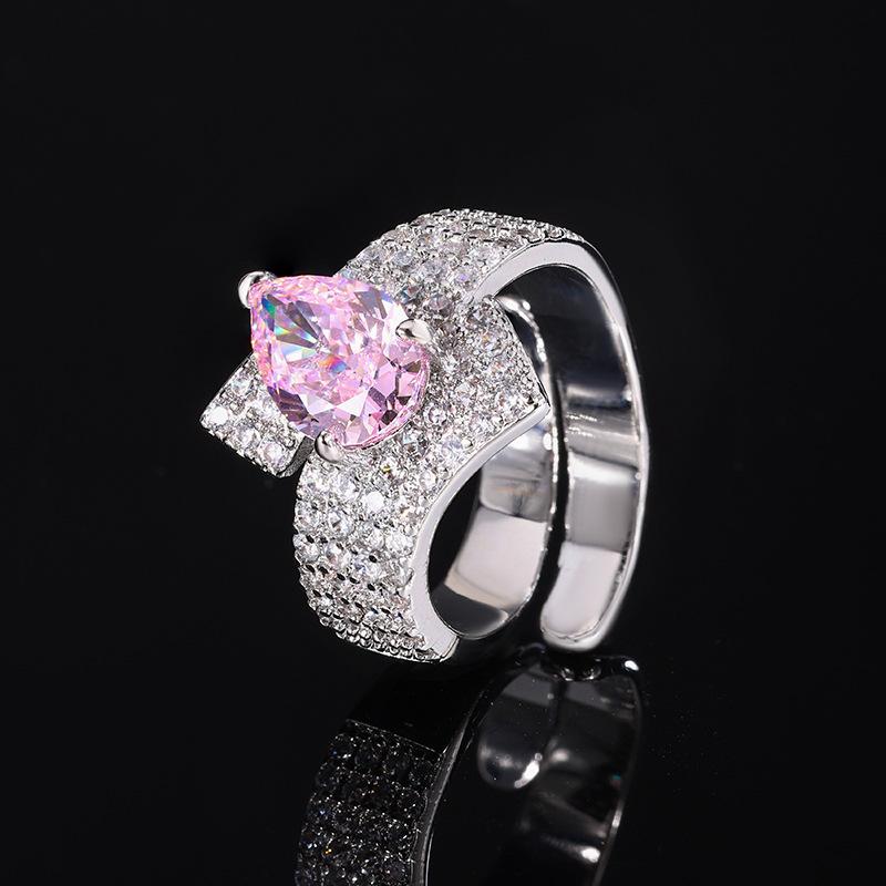 

Кольцо с медным основанием, позолоченное, из высокоуглеродистого металла, с бриллиантовой огранкой «айс кат», темпераментное, простое, грушевидной формы, женское 7 * 10