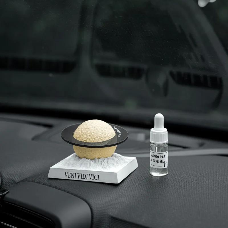 

Автомобильная ароматерапия Украшение центральной консоли автомобиля Гипсовый ароматизатор Планета, который меняет цвет при воздействии света Предметы интерьера белый