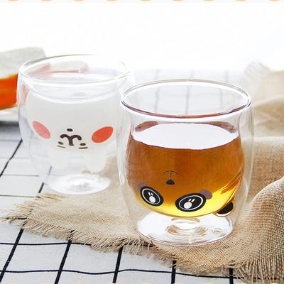 Verhindern Sie Verbrühungen. Cartoon-Doppelglas-Milchkaffeetasse mit rundem Mund
