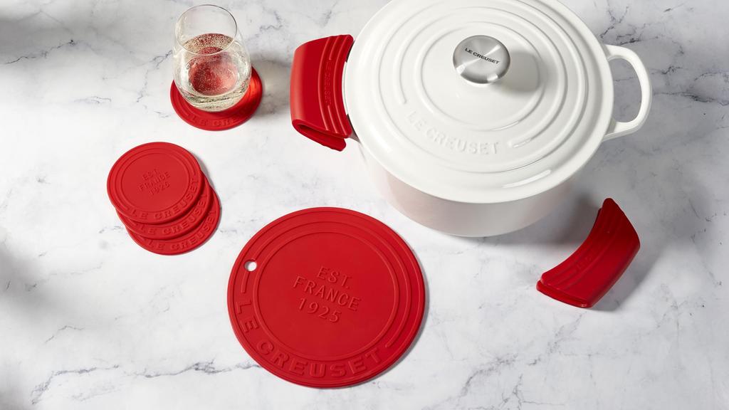 Le Creuset Silicone Cherry Heat and Cold with Hook Storage Japanese Trivet, Red, Resistant, [Official Retailer]