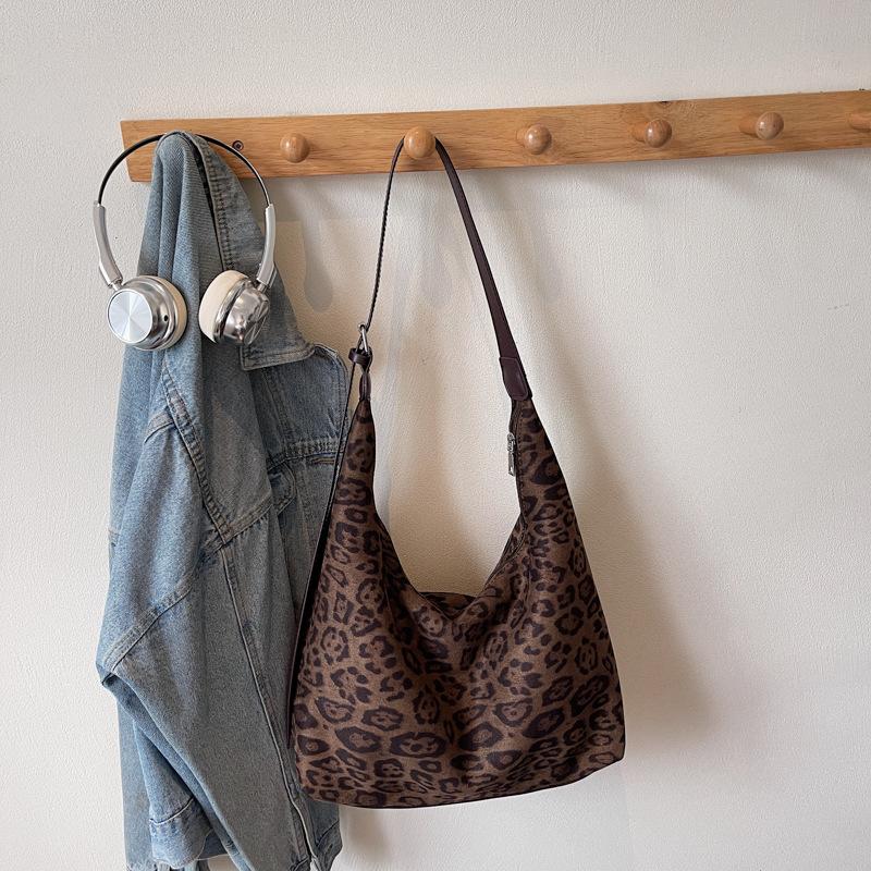 

Leopard print large-capacity mother and child bag women s 2025 new trendy fashion tote shoulder bag to work commuter messenger bag