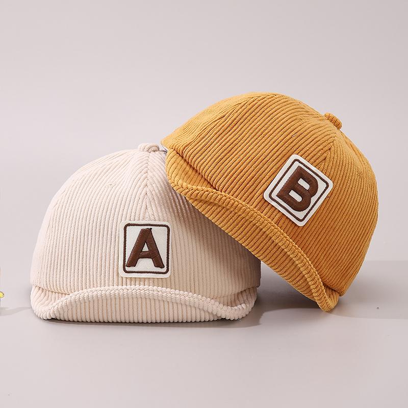 Myk brem Corduroy Baby Baseball Cap Vår Høst Bokstaver Broderi Peaked Hat Uformell Utendørs Spedbarn Småbarn Solskjermhatt