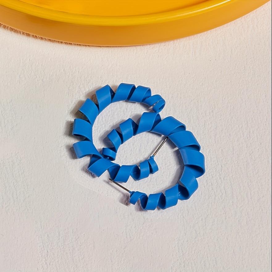 A pair of solid color spiral curl shaped earrings suitable for ladies and girls party vacation New Year gift