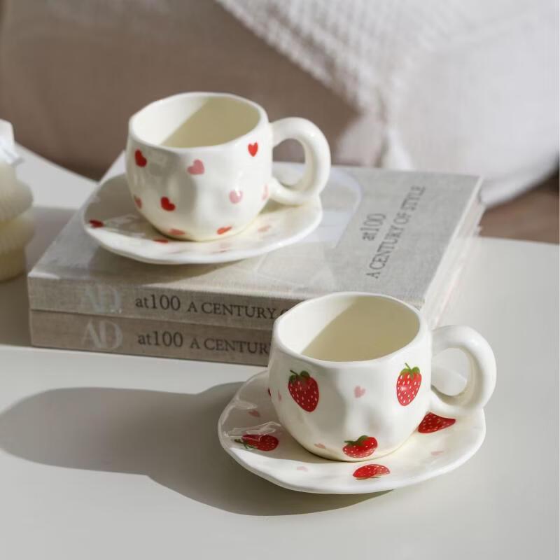 OLOEY Irregular Underglaze Ceramic Strawberry Travel Mug