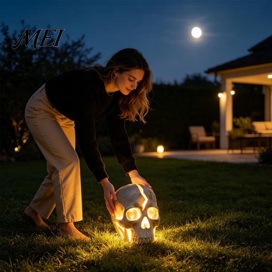 Industrial Table Decor Cracked Skull Garden Solar Light, Resin LED Statue Spooky Artistic Craft Ornament, Halloween Gothic Decoration for Haunted