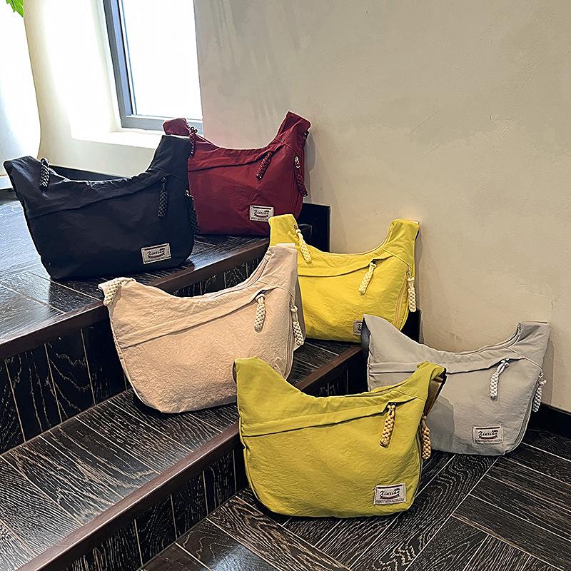 Вместительная легкая роскошная высококачественная мягкая прочная модная изысканная легкая сумка кроссбоди для通勤 и активного отдыха, на плечо 40*5*23