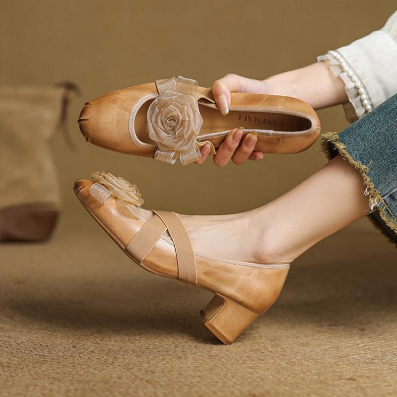 Four seasons wear square heel single shoes new fashion single shoes women's solid color casual leather large size shoes light mouth low top beef