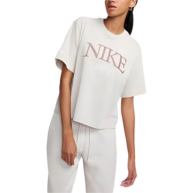 Nike T-shirt Casual Sportiva in Maglia a Maniche Corte con Stampa di Lettere e Numeri Top da Donna Beige FQ6601-104