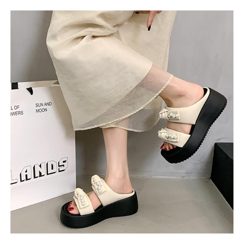 New Summer Super Thick-soled Cool Slippers Princess Style Pearl Women Wear One-word Beach Shoes Are Beautiful