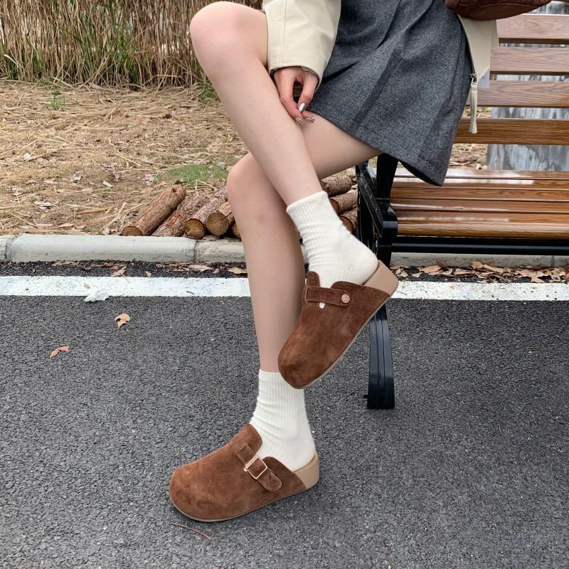 The small man has a thick sole to increase the height of the Mori literary style bag head and half slippers, and the woman wears ugly and cute leath