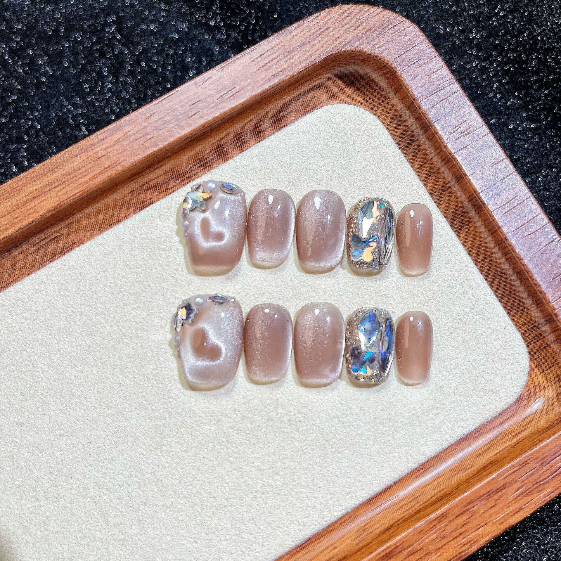 

Частота сердцебиения Расписанные вручную ногти-накладки со стеклянными бусинами в форме сердца и коротким бриллиантовым декором Medium