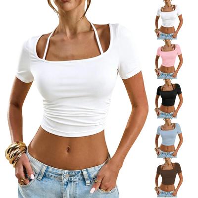 Dámský crop top s krátkým rukávem a hranatým výstřihem, úzký střih, odhalený pas a střed těla, moderní styl, ležérní tričko